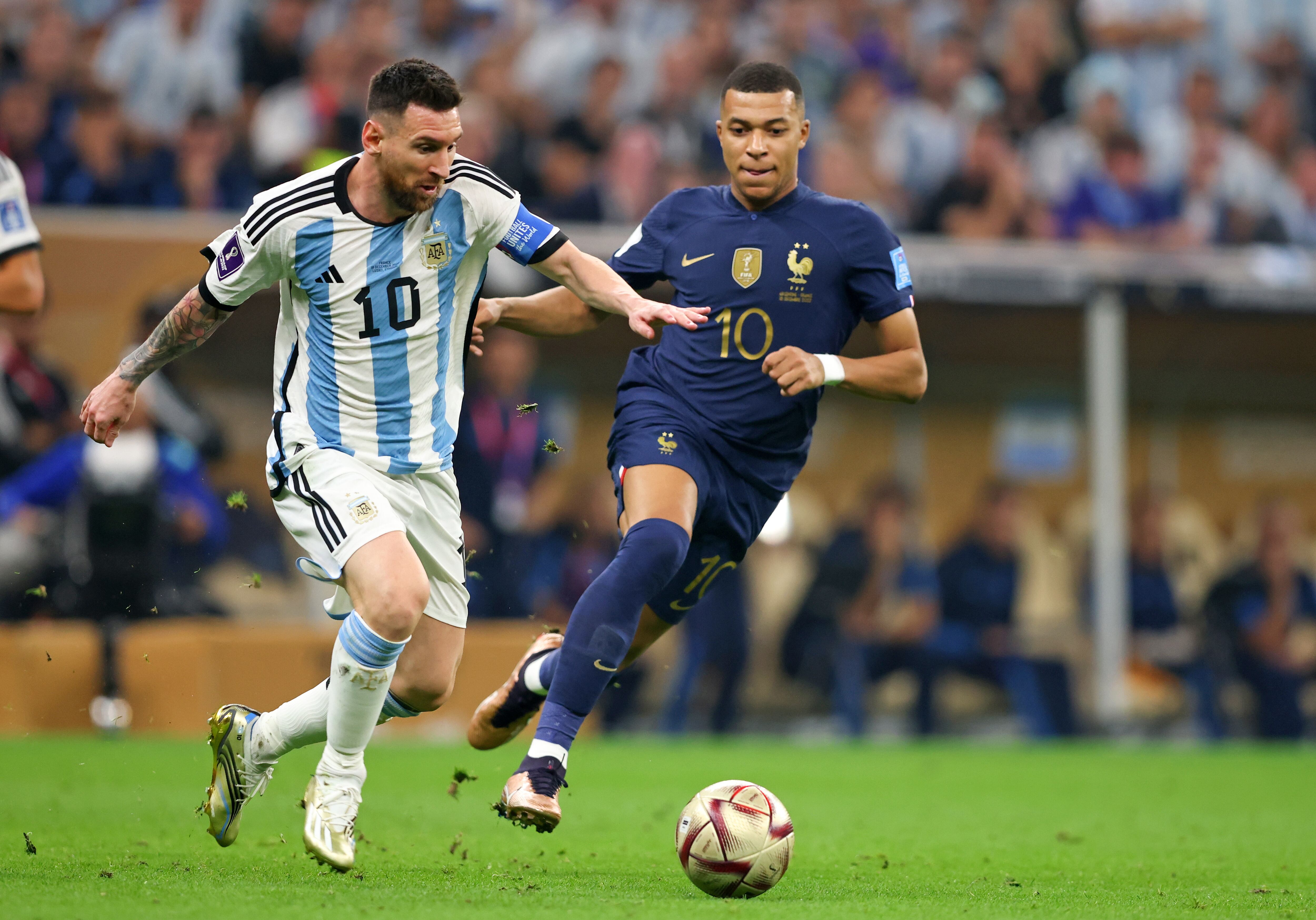 Lionel Messi y Kylian Mbappé en la final de la Copa del Mundo. (Photo by Stefan Matzke - sampics/Corbis via Getty Images)