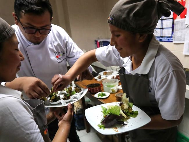 Estudiantes de una escuela de chefs bolivianos participan en la primera versión del concurso &quot;cocina en llamas&quot; en La Paz (Bolivia).