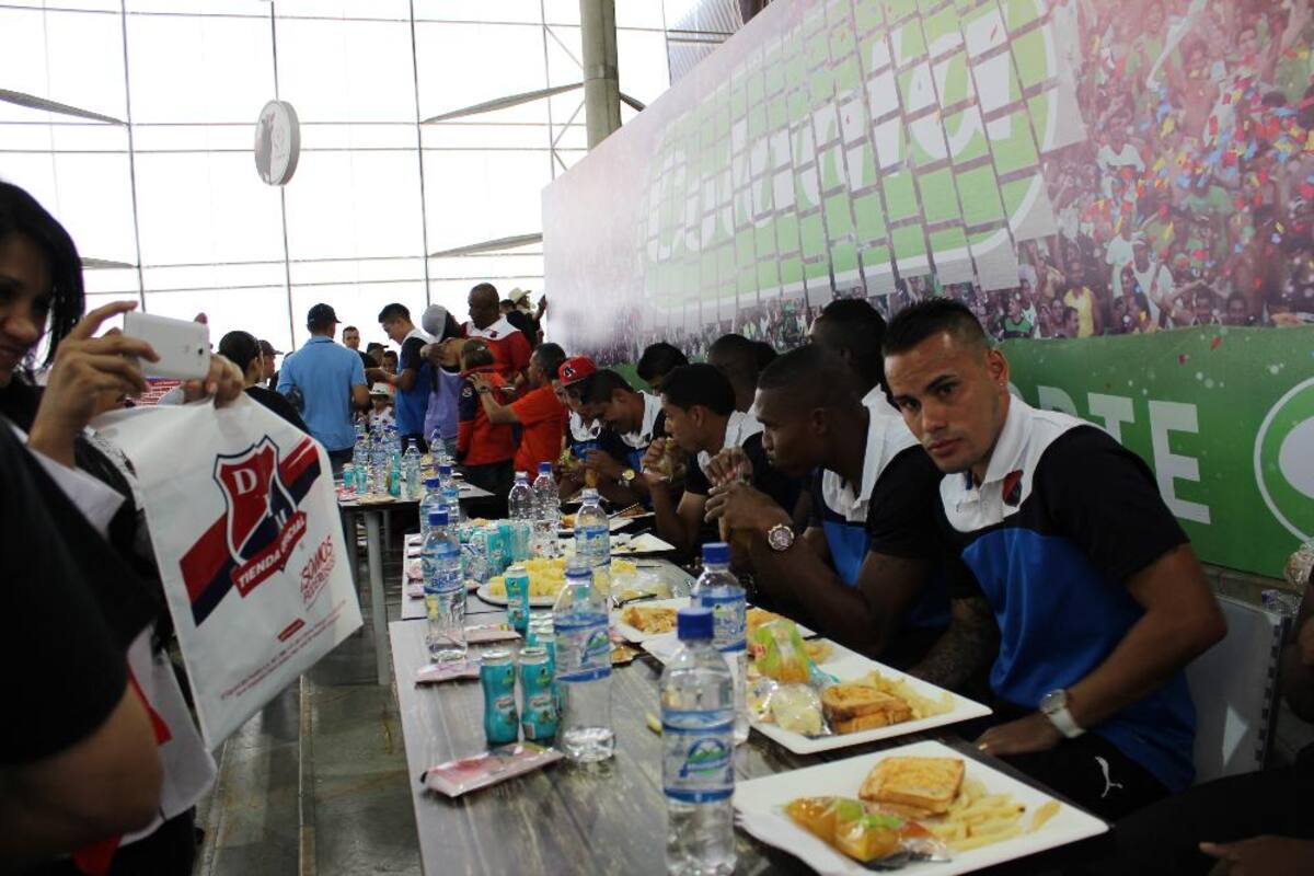 Cuerpo técnico y jugadores disfrutaron por igual de una mañana con fieles seguidores en Plaza Mayor Medellín.