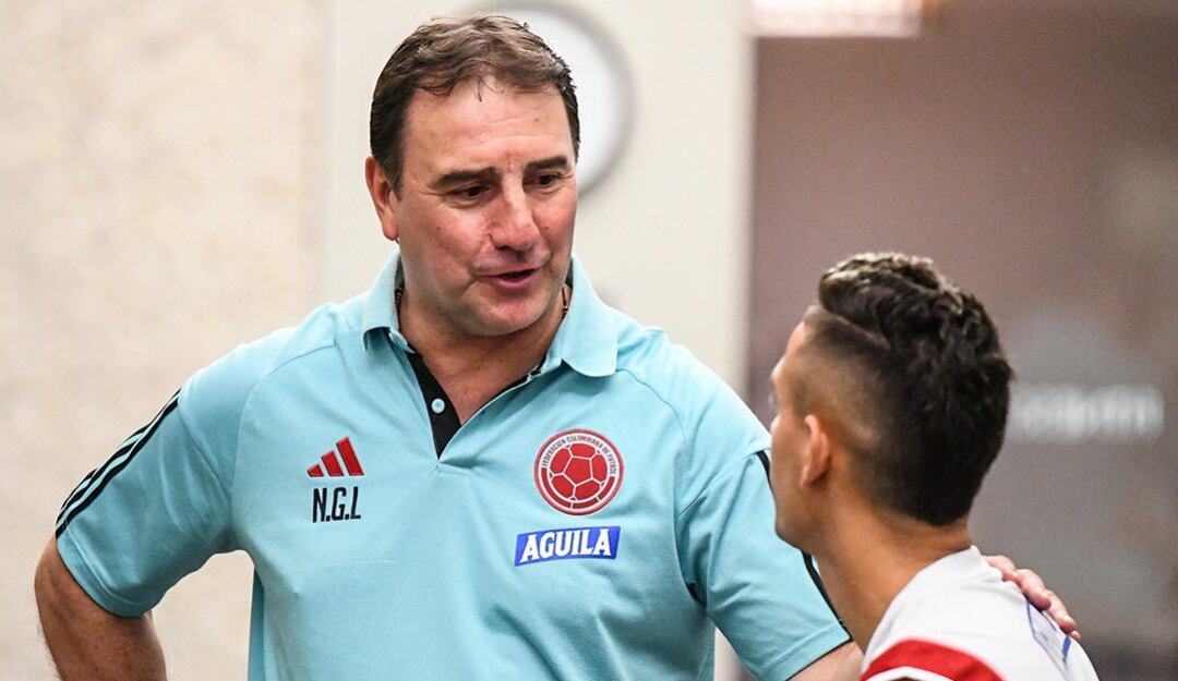 Néstor Lorenzo, DT de la Selección, habla con Rafael Santos Borré.