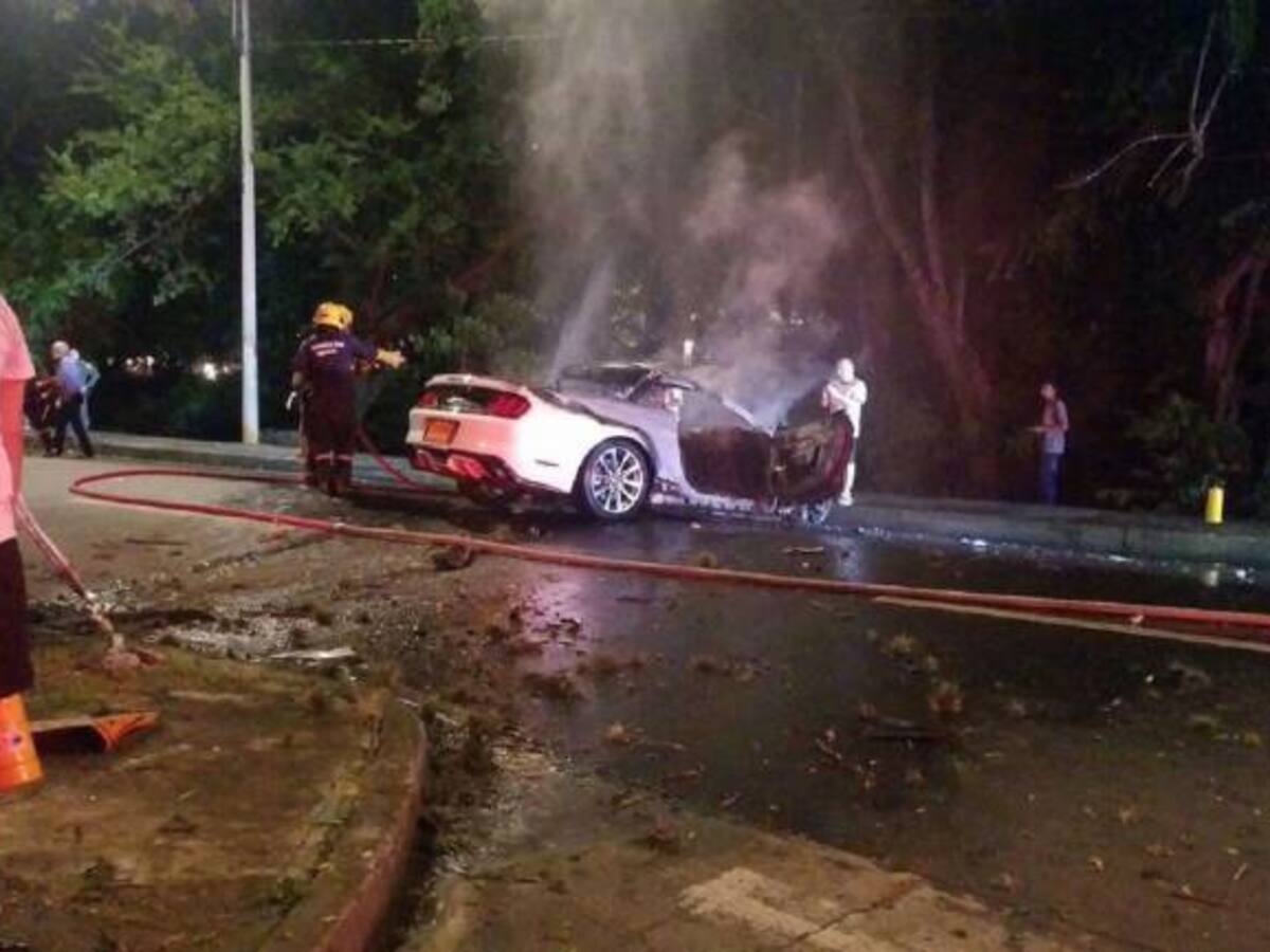 Autoridades investigan accidente de vehículo de alta gama