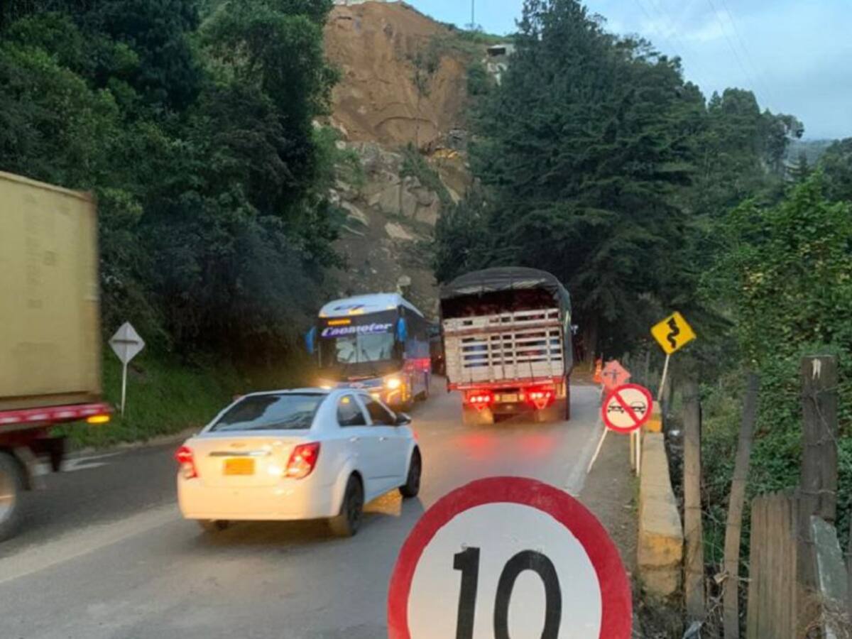 Vía la línea habilitada,todos los vehículos, todos los días,24 horas al día