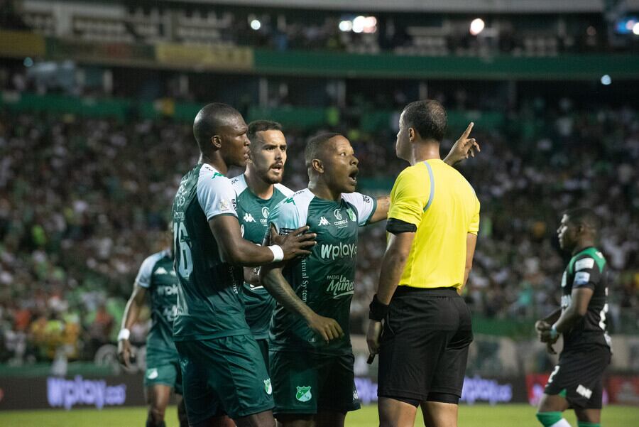 Jugadores del Deportivo Cali protestándole al juez Jhon Ospina / Colprensa