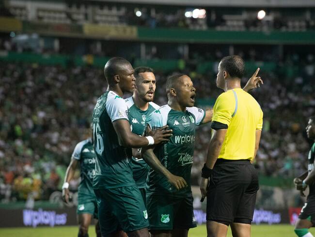 Jugadores del Deportivo Cali protestándole al juez Jhon Ospina / Colprensa