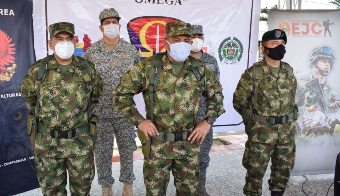 El general Sergio Tafur (centro) además reportó la destrucción de aulas de entrenamiento de la disidencia armada. 