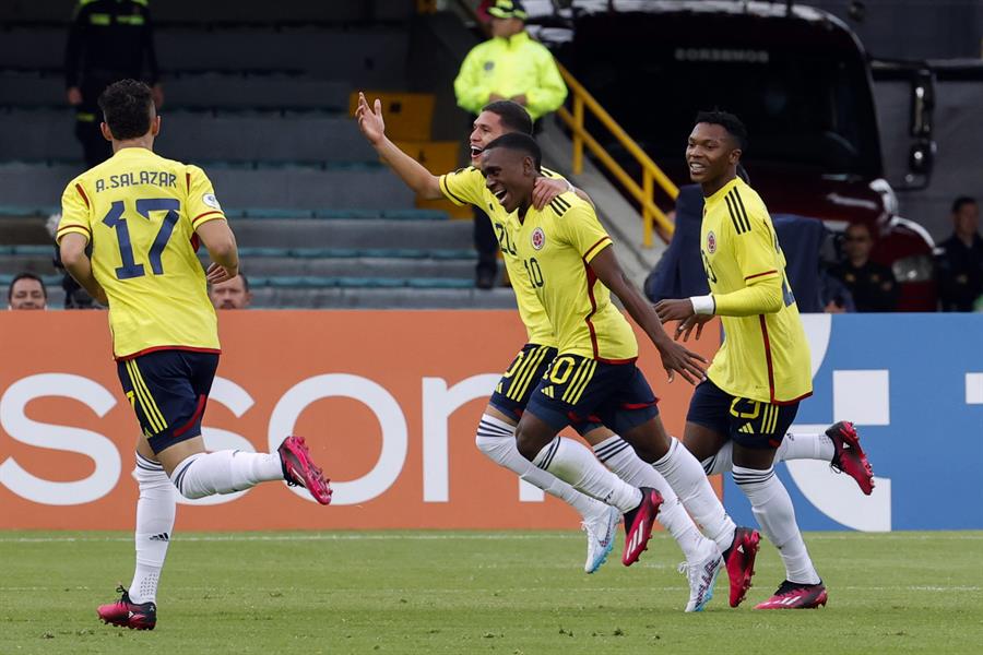 Selección Colombia celebra el primer gol marcado por Alexis Castillo Manyoma ante Venezuela / Foto: EFE