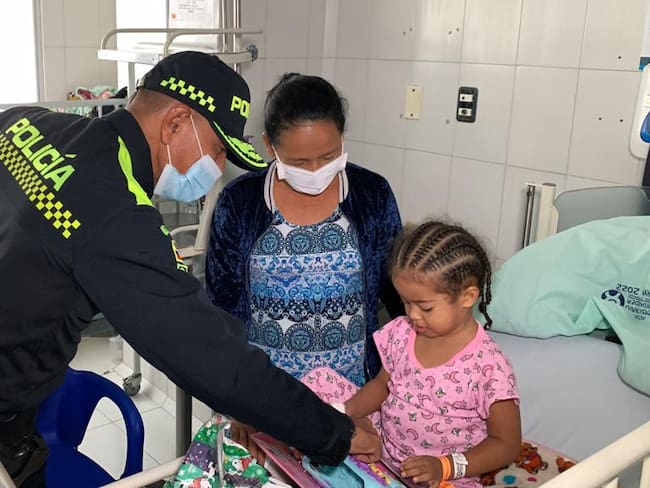 ¡Héroes! Policías le salvaron la vida a niña que convulsionó mientras jugaba