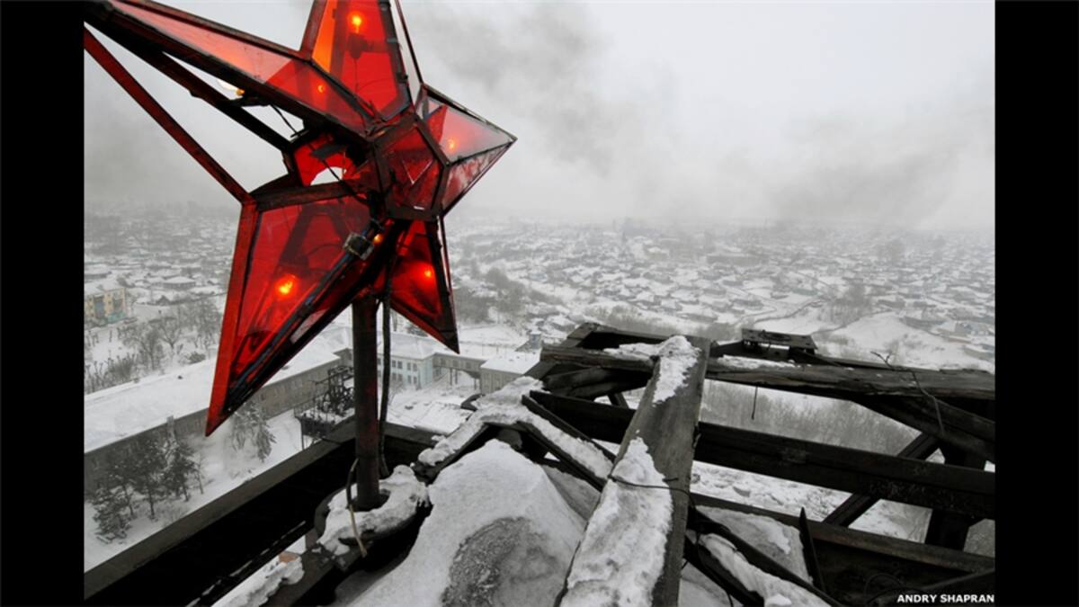 Las líneas simples y tonos pálidos de un muro de la universidad en la región de West Midlands, Reino Unido, rotas por el reflejo del cielo azul en esta foto de Tim Hunt.