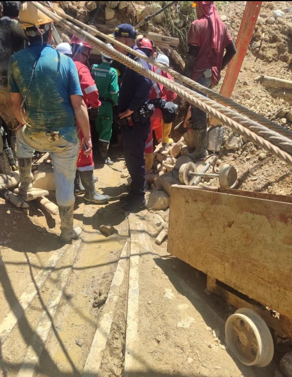 La profundidad de la mina es de 80 metros, pero los dos hombres cayeron sobre una especie de planicie a 40 metros de altura. Foto: suministrada.