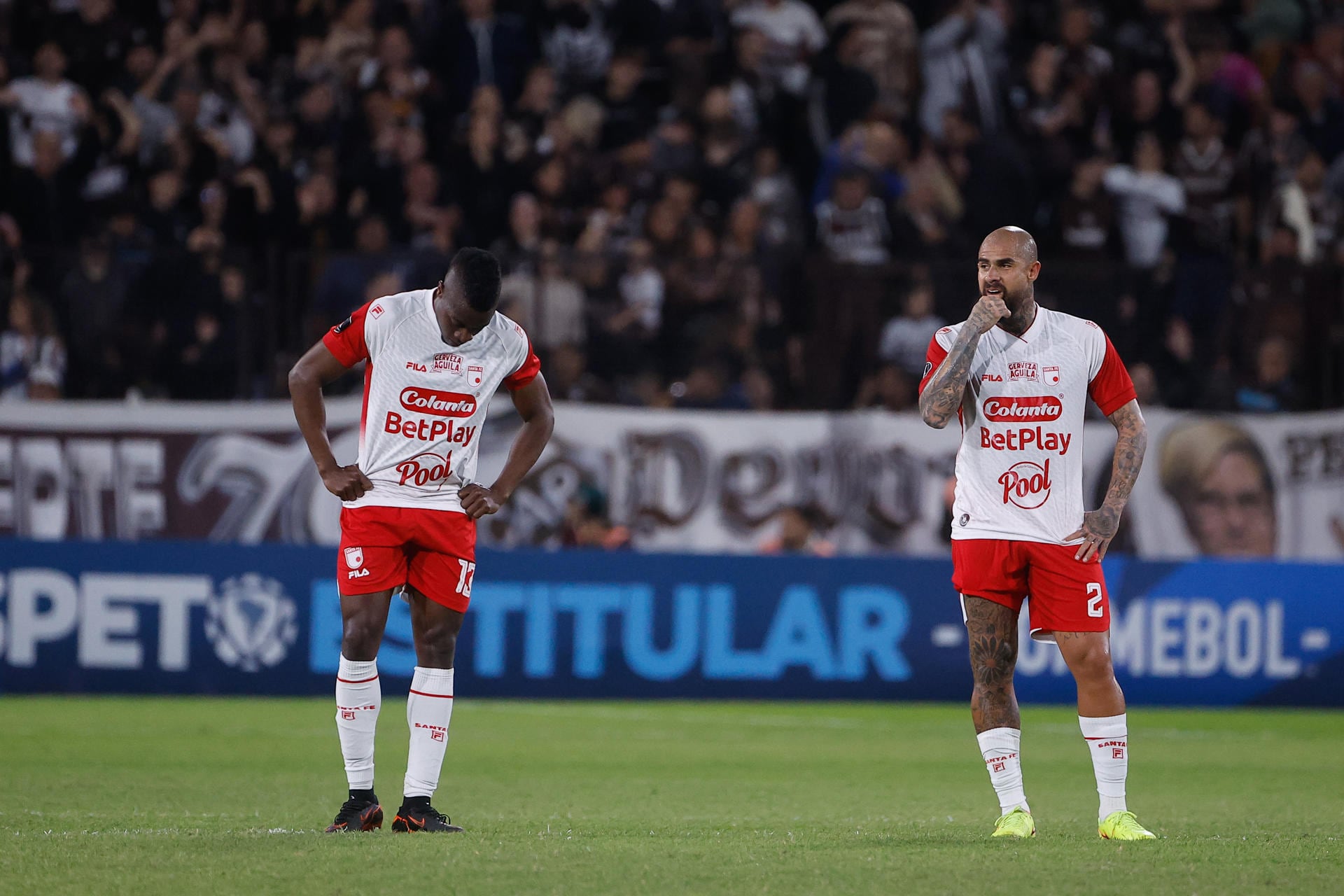 Los jugadores de Santa Fe se lamentan tras la derrota ante Platense. EFE/ Juan Ignacio Roncoroni