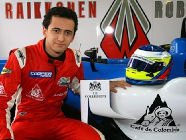 Carlos Huertas al equipo campeón de la Fórmula Tres Británica en 2011