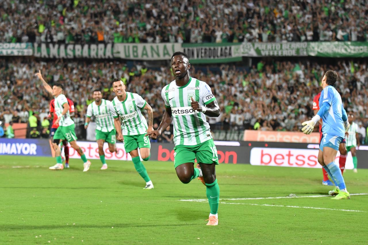 Marino Hinestroza festeja uno de sus dos goles ante el Medellín / Colprensa.