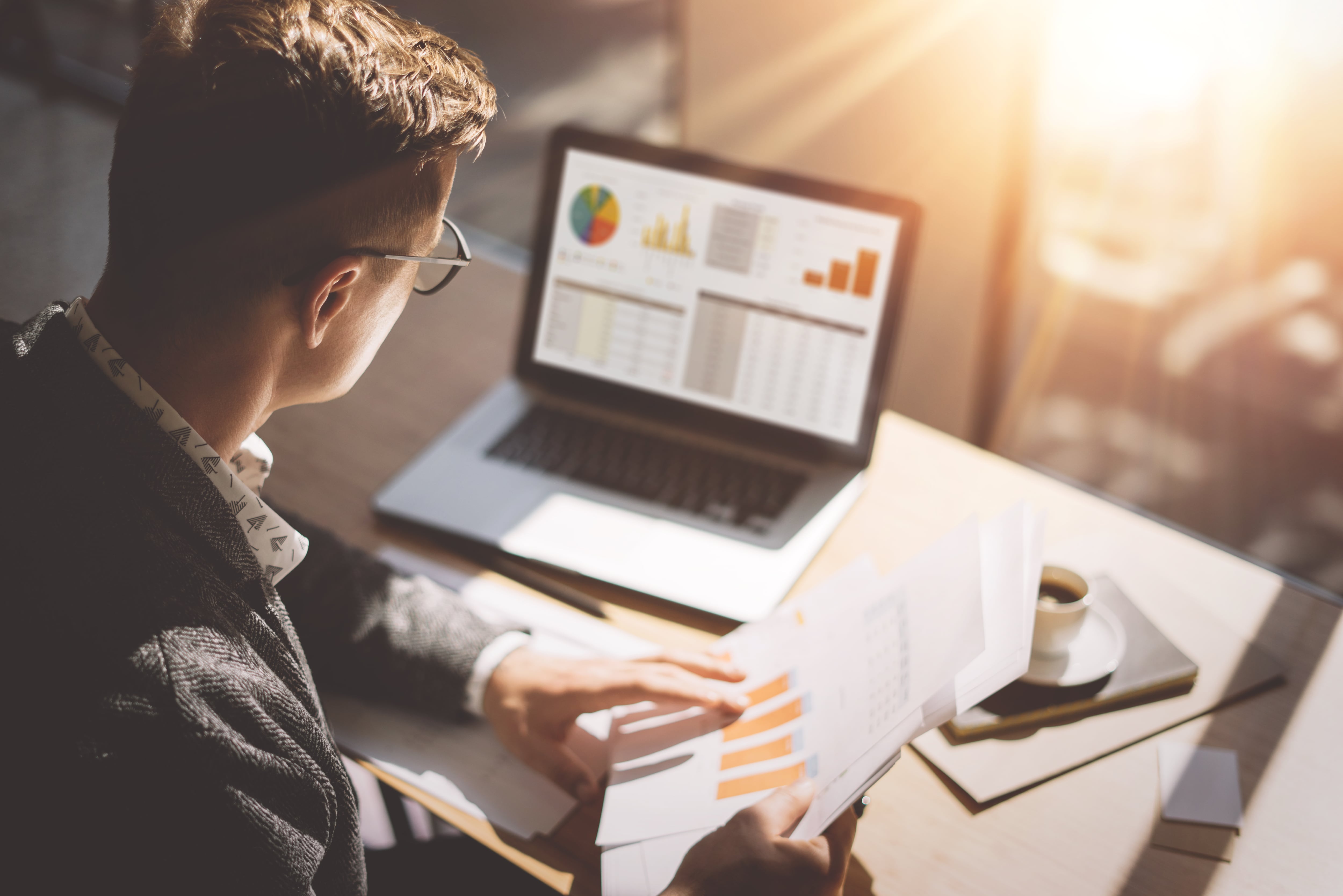 Hombre analizando grráficas y datos financieros (Fotos vía Getty Images)