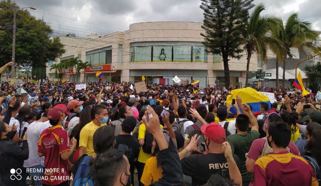 Más de 400 jóvenes salieron a marchar. 