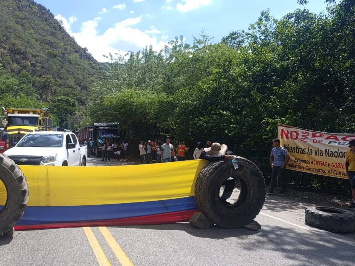 Transportadores de carga realizan cierres intermitentes en peajes de la vía Bucaramanga a Bogotá