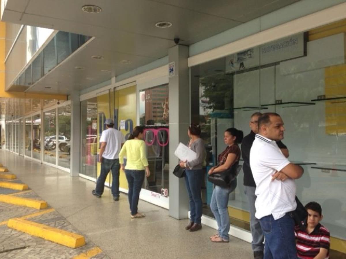 Llega diciembre y en los estantes de los almacenes en Caracas y otras ciudades se ven pocas mercancías, por causa de las medidas del gobierno que tiene en aprietos a los comerciantes, según afirman los empresarios y sectores de la oposición. Las gentes esperan