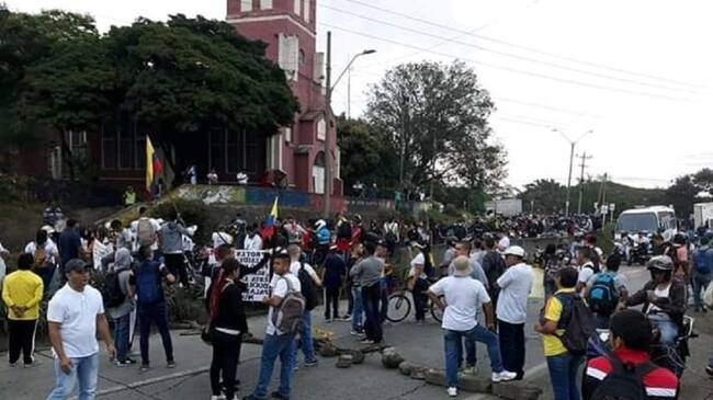 Vía Cali Yumbo, a la altura de Cementos Argos