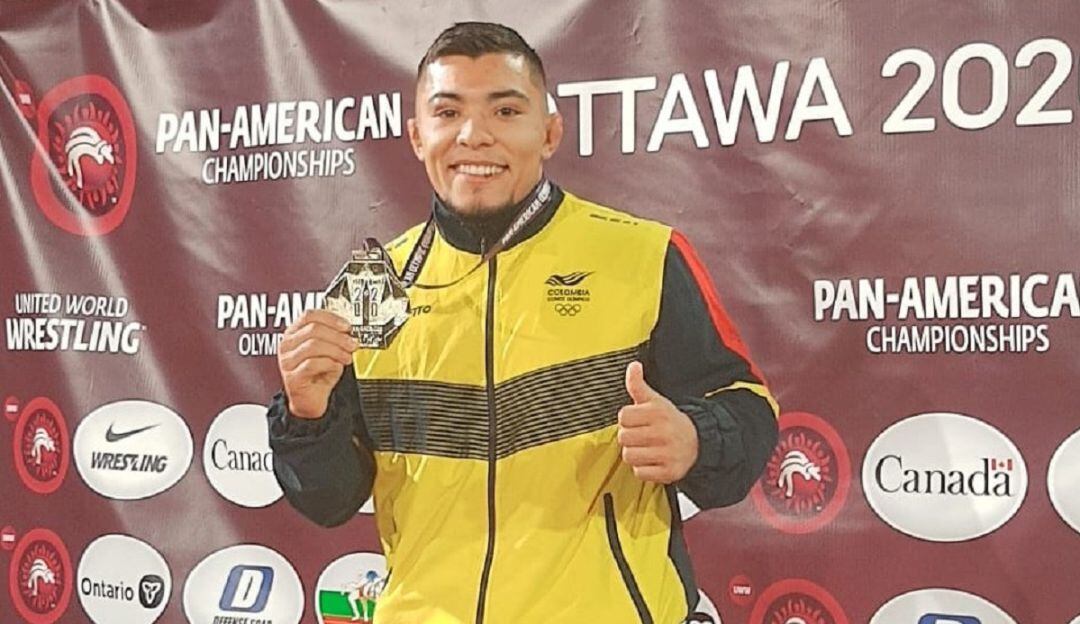 Julián Horta alzando su medalla tras la victoria en el Clasificatorio disputado en Ottawa, Canadá.