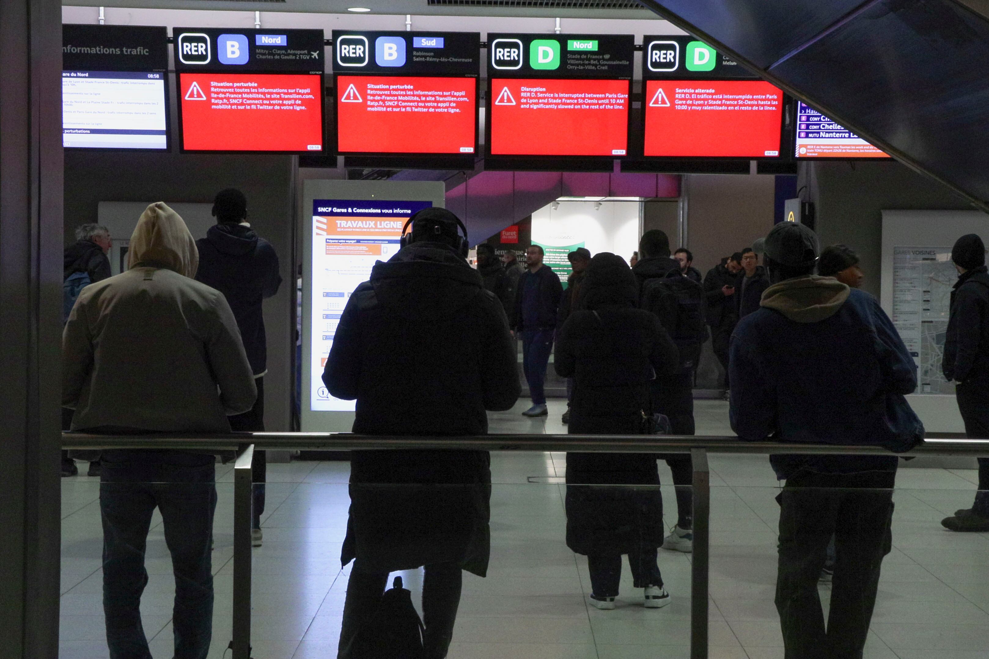 PARÍS (FRANCIA), 07/03/2025.- La parisina Estación del Norte, la más transitada de Europa con más de 600.000 pasajeros diarios, está totalmente paralizada este viernes tras el descubrimiento de una bomba de la Segunda Guerra Mundial. EFE/ Edgar Sapiña Manchado
