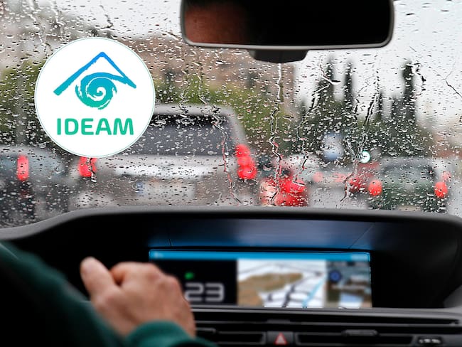 Temporada de lluvias vista desde el interior de un carro con el panorámico mojado (Getty Images)