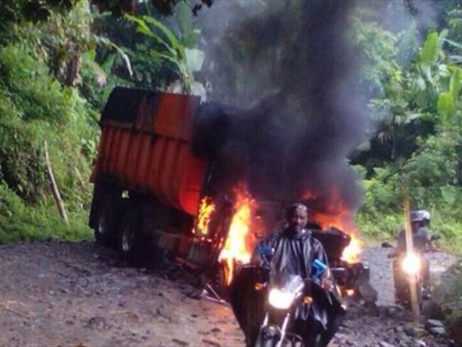 Farc habrían quemado camión en vía Medellín Quibdó: vicepresidente