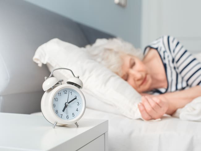 Adulto mayor durmiendo, imagen de referencia // Getty Images