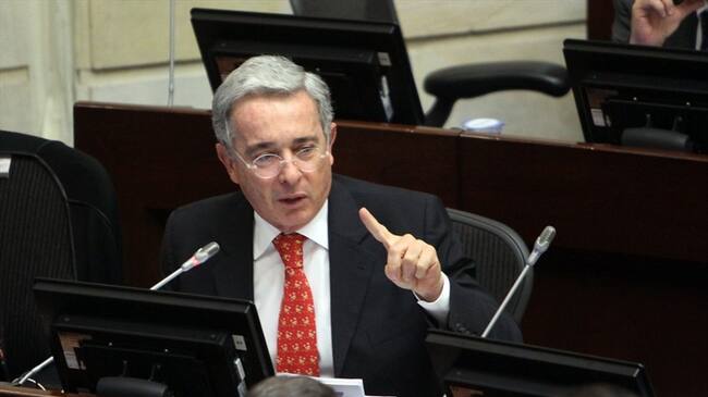 “Estamos listos a acompañar al gobernador de Antioquia a los sitios donde las Farc pretenden imponerle vetos”, escribió Álvaro Uribe en su cuenta de Twitter. Foto: Colprensa