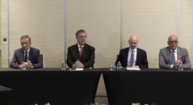 De izquierda a derecha: Gerardo Blyde (jefe negociador de la oposición venezolana), Marcelo Ebrard (canciller mexicano), Dag Nylander (diplomático y observador noruego) y Jorge Rodríguez (jefe negociador del gobierno venezolano).

(Foto: Cortesía Cancillería de México)