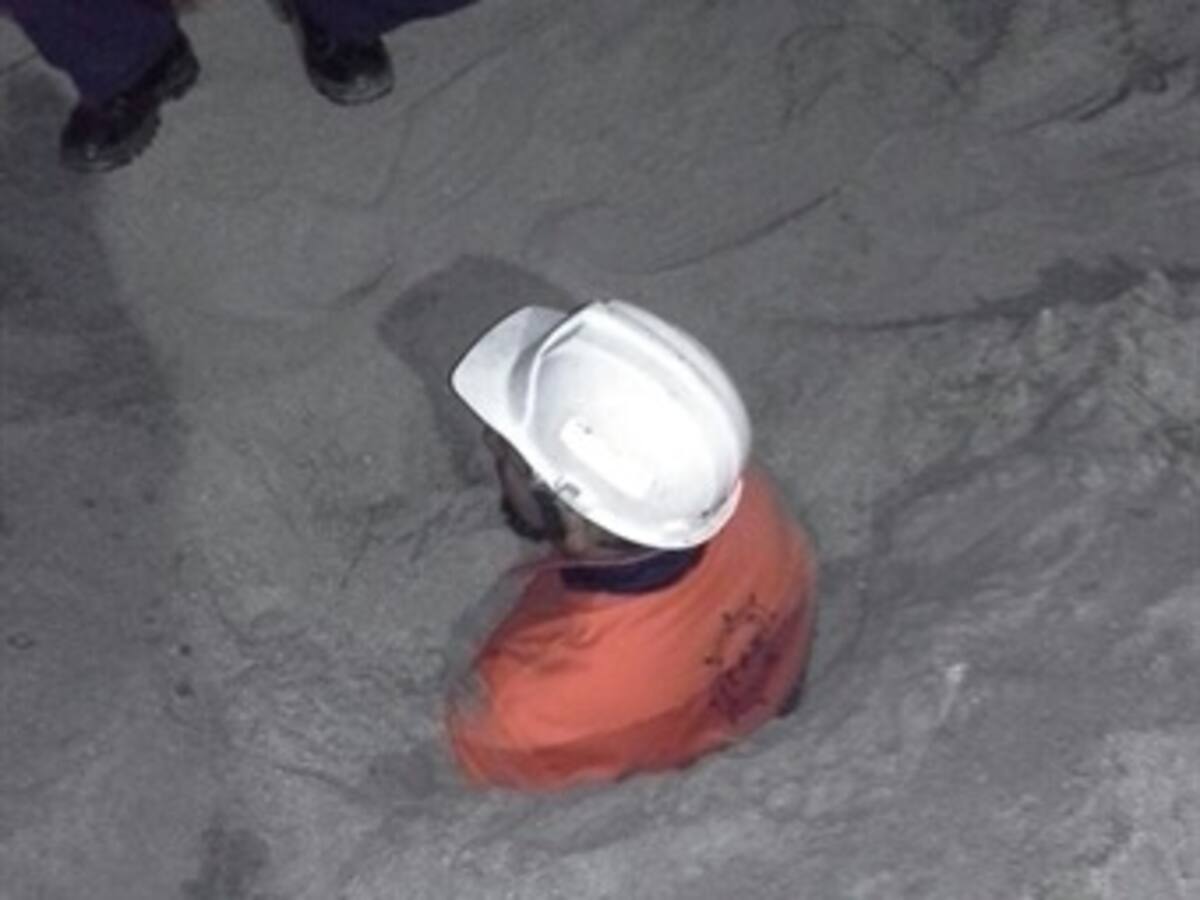 En Santa Marta un obrero se enterró para protestar por despido laboral