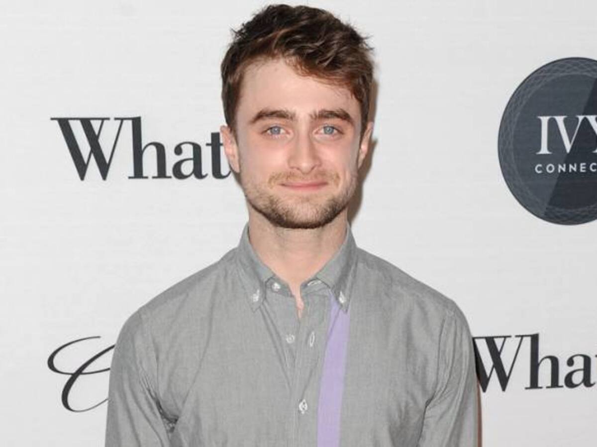 Las fans piden a Daniel Radcliffe que les firme autógrafos en los senos