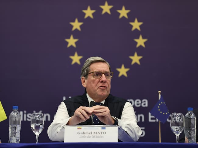 AME9738. QUITO (ECUADOR), 15/04/2025.- El jefe de la misión electoral de la UE, el eurodiputado español Gabriel Mato, habla en una rueda de prensa este martes, en Quito (Ecuador). La misión de observación electoral de la Unión Europea (UE) en Ecuador descartó de manera "tajante" que haya habido un "fraude" en la segunda vuelta de las elecciones presidenciales que dieron el triunfo al presidente Daniel Noboa, reelegido para el periodo 2025-2029, frente a la candidata correísta Luisa González, que no aceptó los resultados y exigió un recuento de votos. EFE/ José Jácome