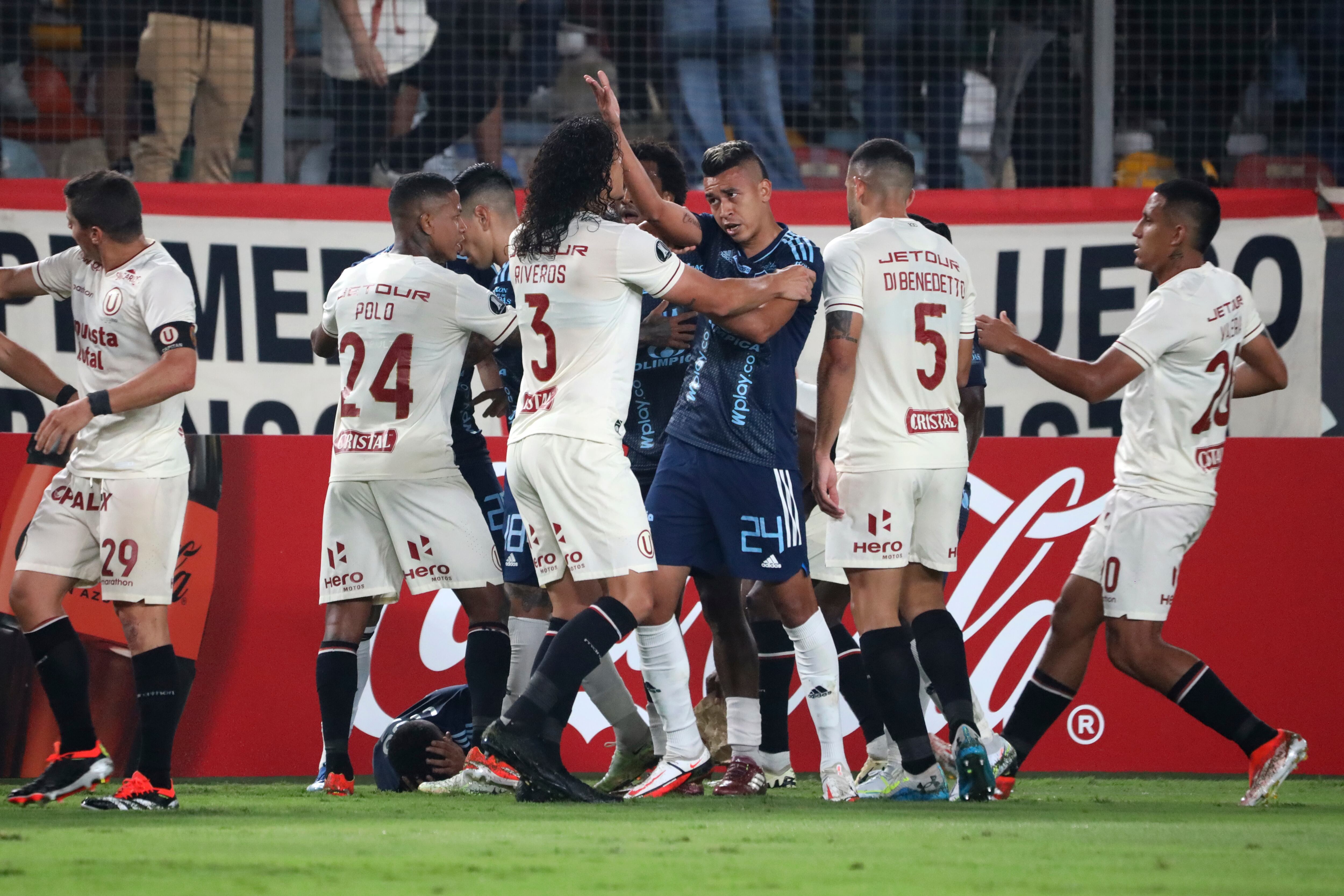 AMDEP1174. LIMA (PERÚ), 07/05/2024.- Jugadores de Universitario y de Junior discuten este martes, en un partido de la fase de grupos de la Copa Libertadores entre Universitario y Junior en el estadio Monumental U Marathon, en Lima (Perú). EFE/ Aldair Mejía