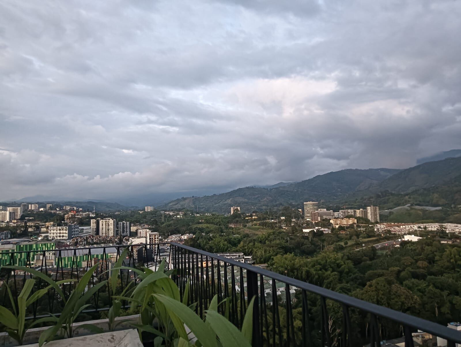Los hermosos paisajes del norte de Armenia desde el piso 16 del edificio Primavera Life. Foto: Adrián Trejos