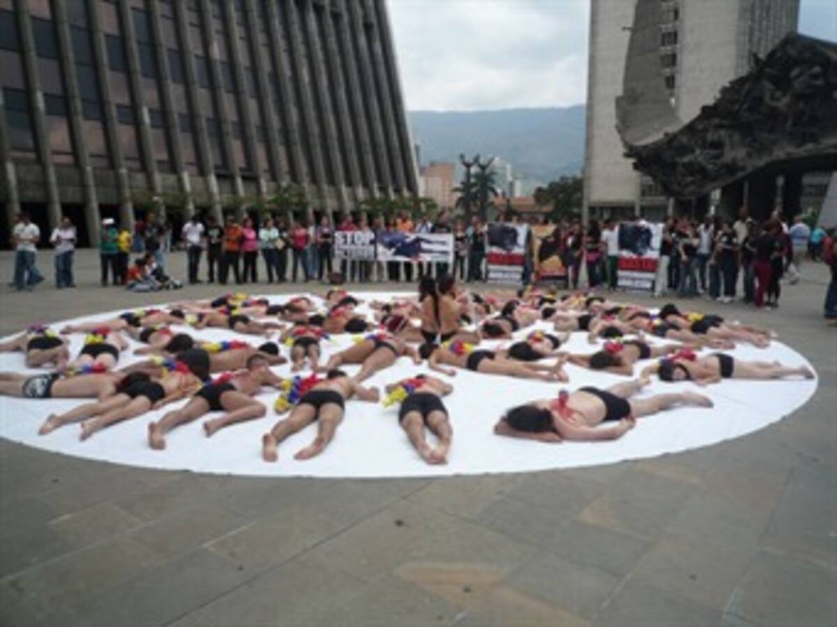 Semidesnudos protestan antioqueños en contra de la feria de toros
