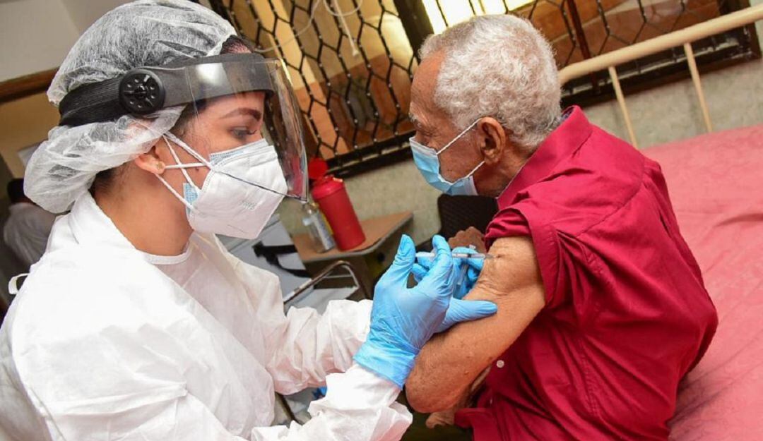 Imagen de referencia. Vacunación adultos mayores en Barranquilla