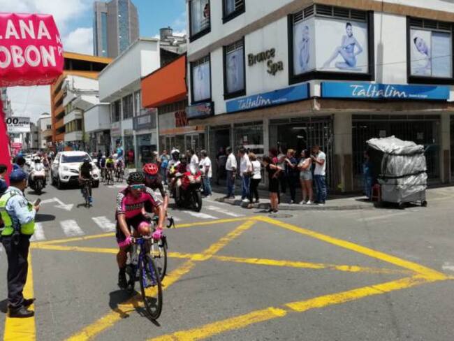 Vía La Línea entre Quindío y Tolima cerrada por Vuelta a Colombia bicicleta