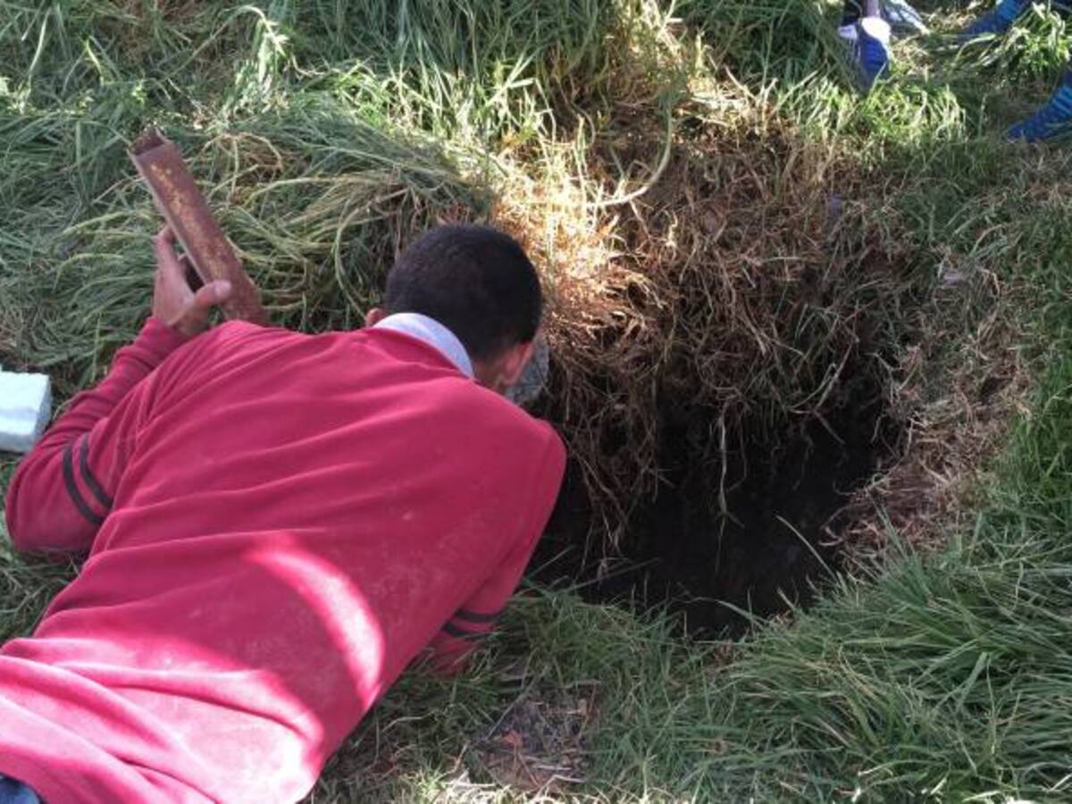 Bomberos realizan labores de búsqueda de Juan Sebastián en alcantarillas