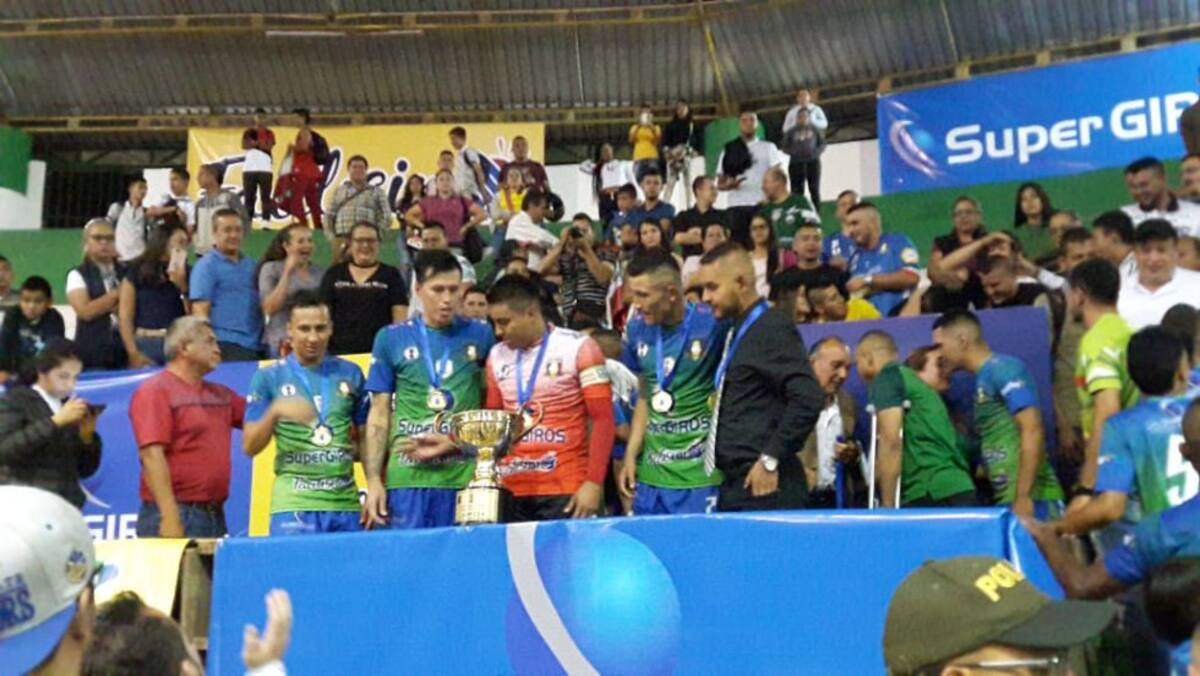 Los jugadores de Caciques recibiendo las medallas como campeones