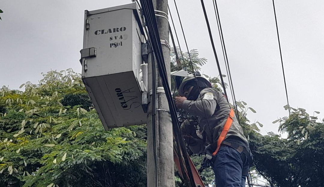 Trabajadores preceden a desconectar el servicio de energía a Claro