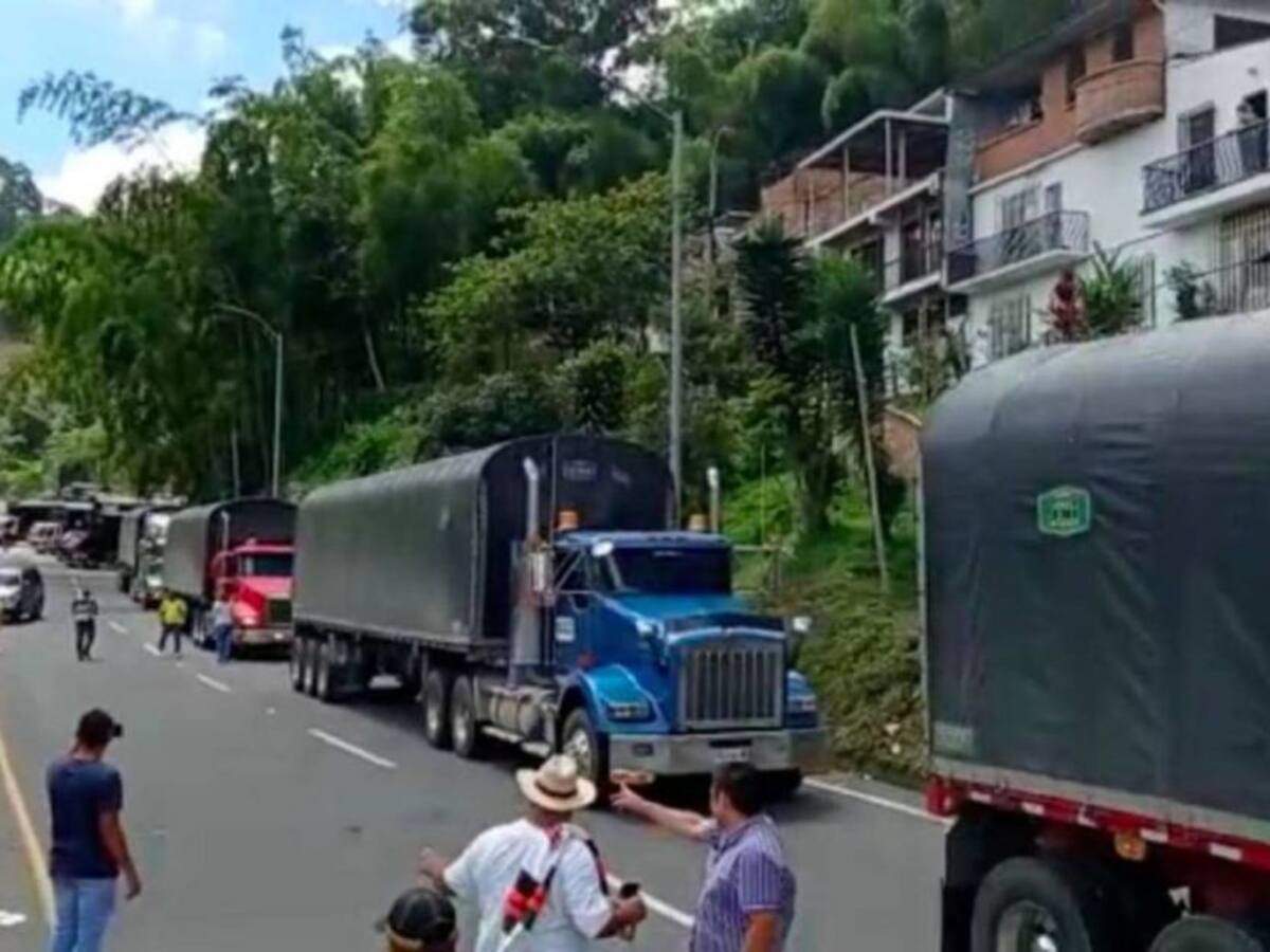 Camioneros continuarán bloqueando la vía Pereira - Manizales