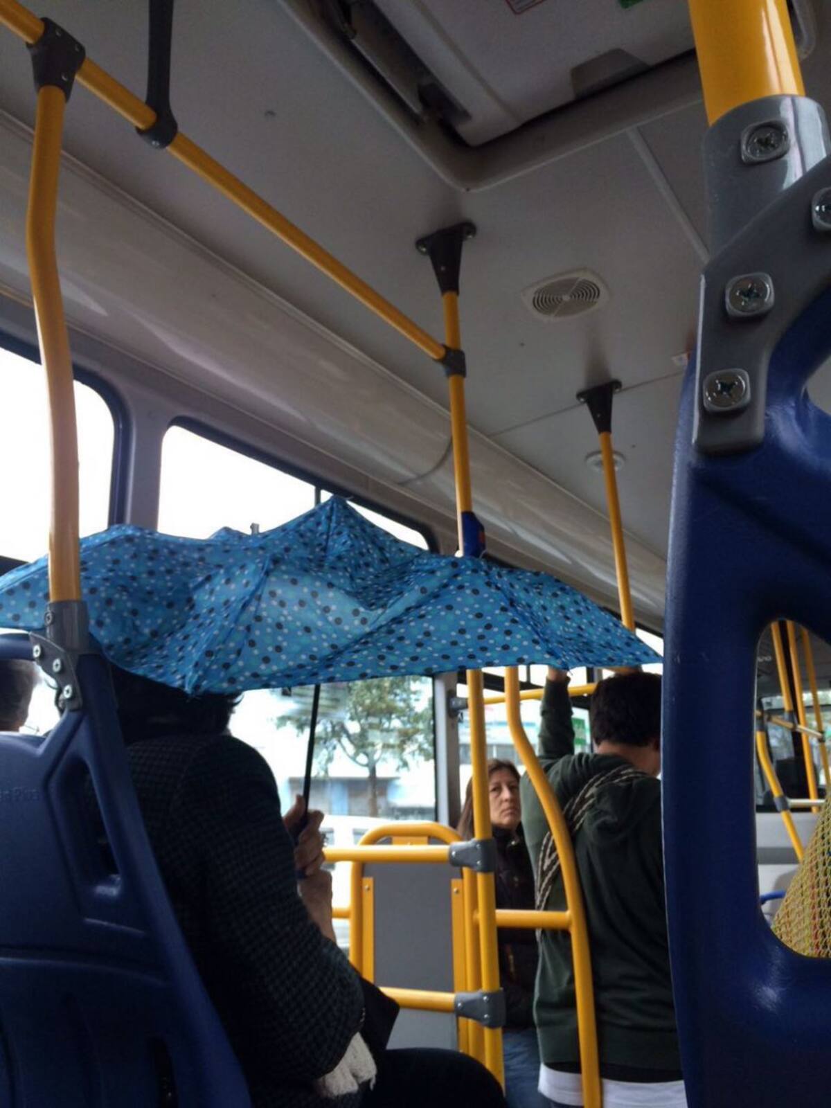 Las lluvias hicieron evidentes algunos problemas y falta de mantenimiento de los articulados de Transmilenio