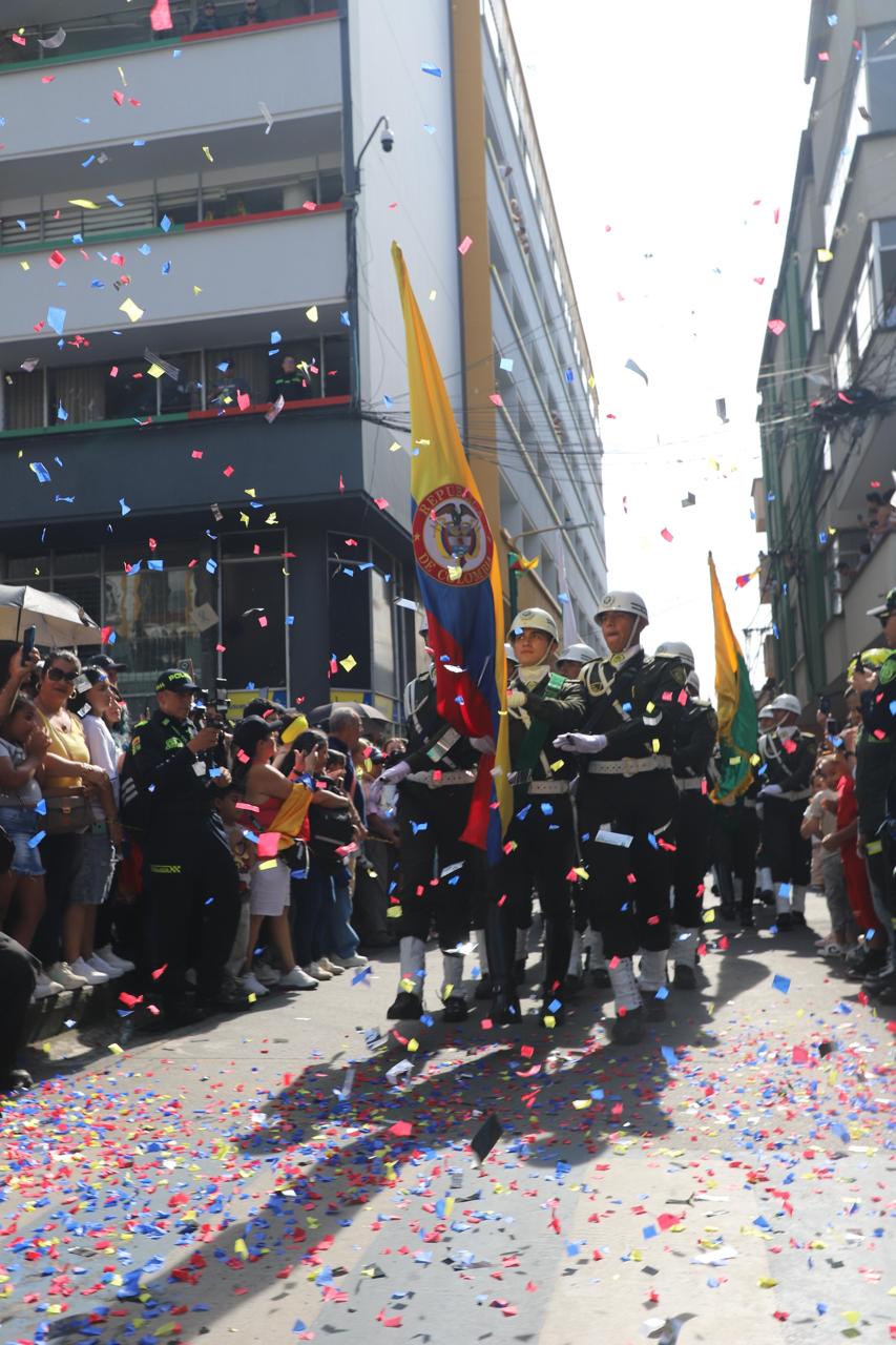 Desfile de la policía en el Día de Independencia en Chinchiná. Foto: Policía Caldas.