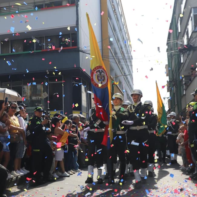 Desfile de la policía en el Día de Independencia en Chinchiná. Foto: Policía Caldas.