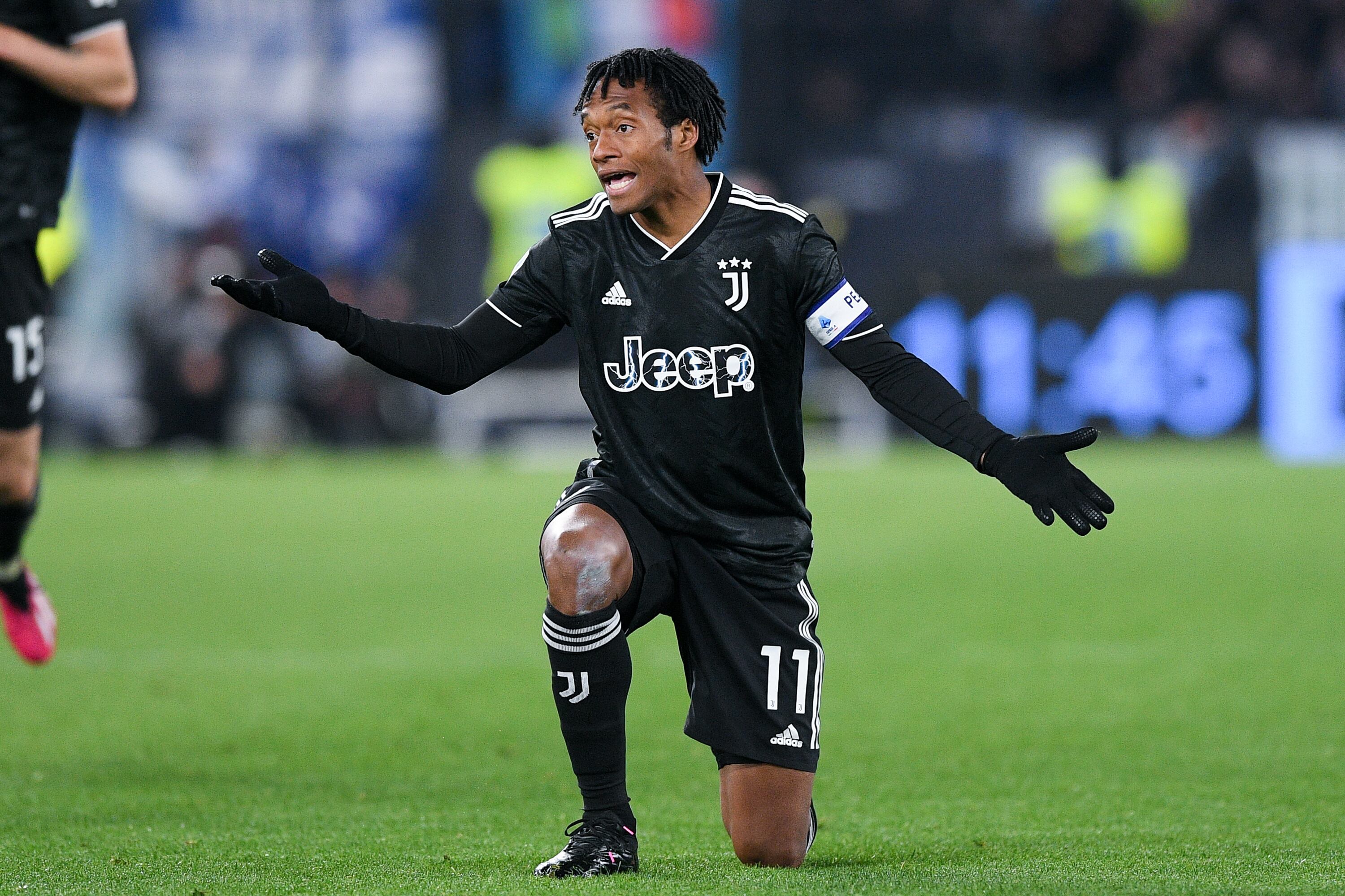 Juan Cuadrado de Juventus FC gesticula durante el partido de la Serie A entre SS Lazio y Juventus FC en el Stadio Olimpico de Roma, Italia, el 8 de abril de 2023. (Foto de Giuseppe Maffia/NurPhoto a través de Getty Images)