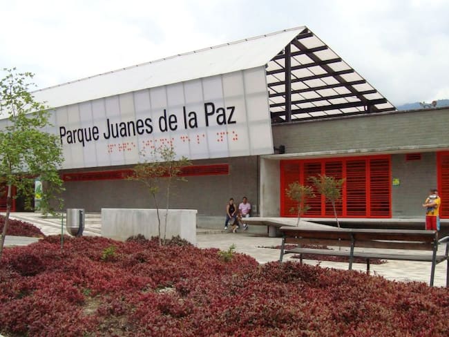 Polémica por gigante letrero en braille en el Parque Juanes de la Paz