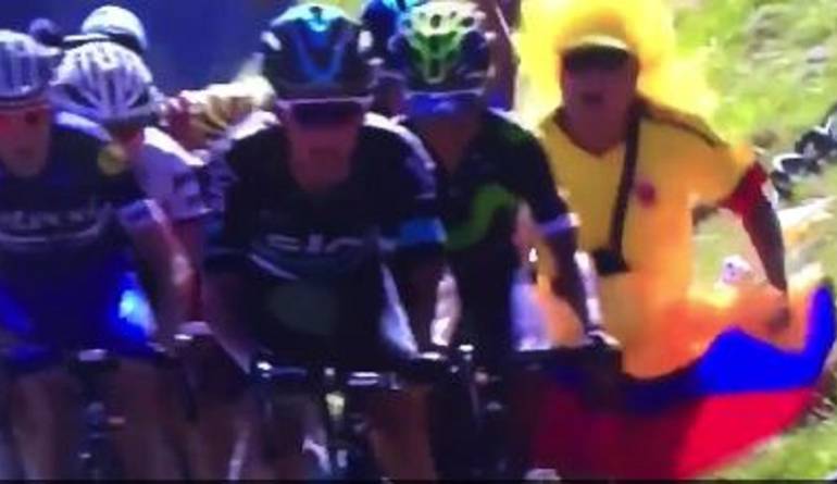 Captura de pantalla del hincha colombiano que fue golpeado por Froome en el Tour de Francia.