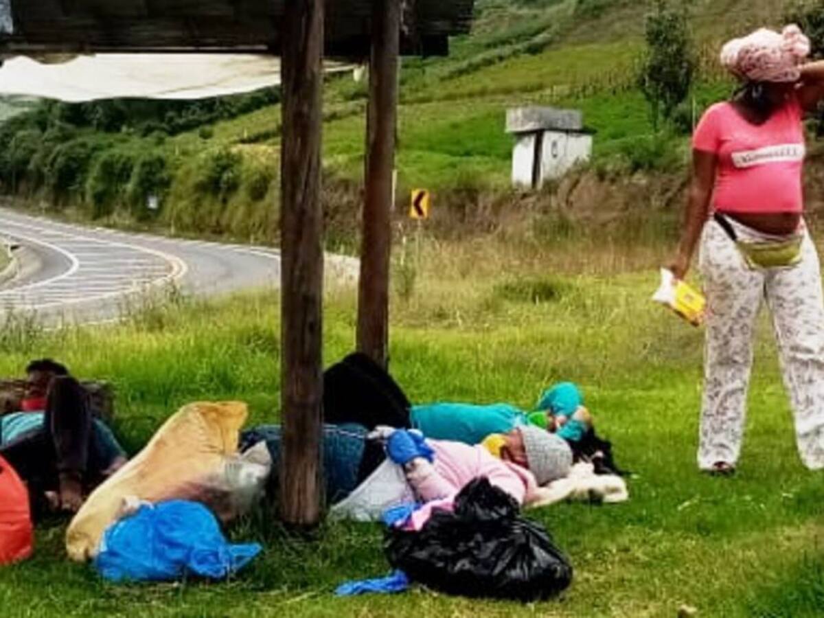 Grupo de colombianos pretende salir de Ecuador a pie