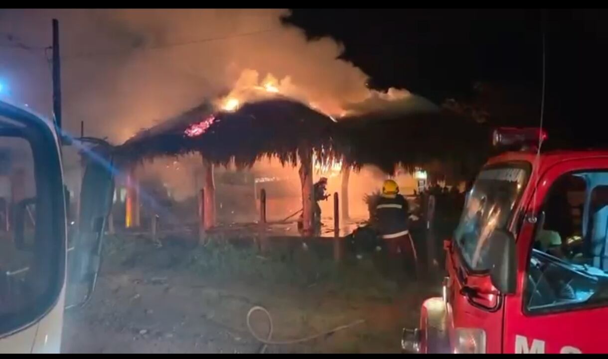 Incendio en caseta comunal del barrio Paraguay de Caucasia- foto bomberos