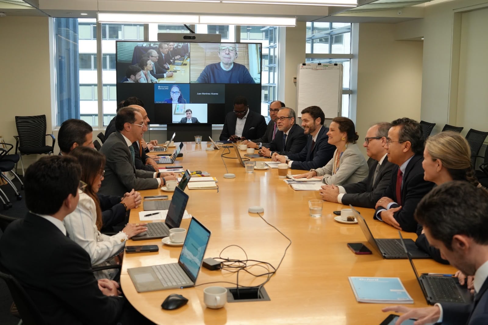 El vicepresidente electo de Colombia, José Manuel Restrepo, junto a los ministros designados deHacienda y de Comercio, sostuvo hoy en Washington D.C. una reunión de alto nivel con las directivas
del Grupo Banco Mundial.