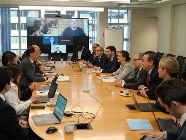 El vicepresidente electo de Colombia, José Manuel Restrepo, junto a los ministros designados deHacienda y de Comercio, sostuvo hoy en Washington D.C. una reunión de alto nivel con las directivas
del Grupo Banco Mundial.